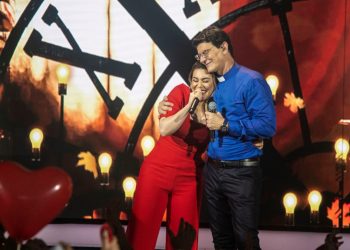 Naiara Azevedo e Padre Reginaldo Manzotti Foto: Washingthon Possato