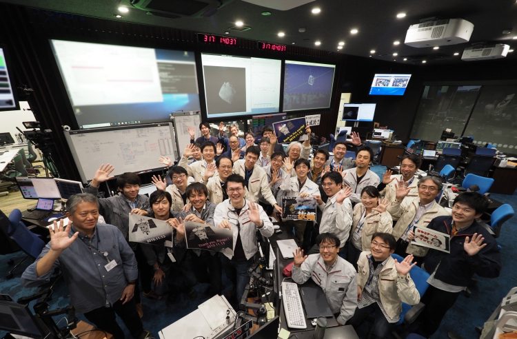 Equipe da Agência de Exploração Aeroespacial do Japão (Jaxa) Foto: Reprodução Twitte