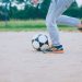 Criança brincando de Futebol Photo by Markus Spiske on Unsplash
