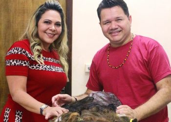 Vereadora Mirtes Sales entregando do tufos de cabelos apra o Hair stylist Elias Torres Foto: Divulgação