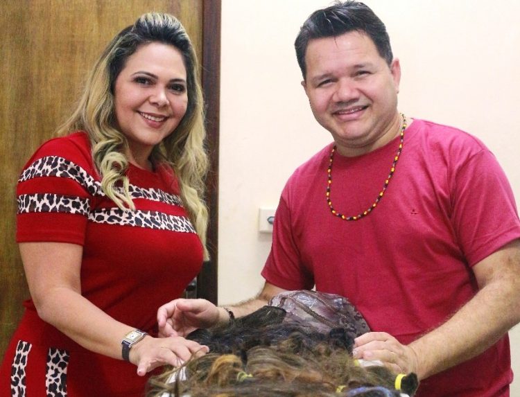 Vereadora Mirtes Sales entregando do tufos de cabelos apra o Hair stylist Elias Torres Foto: Divulgação