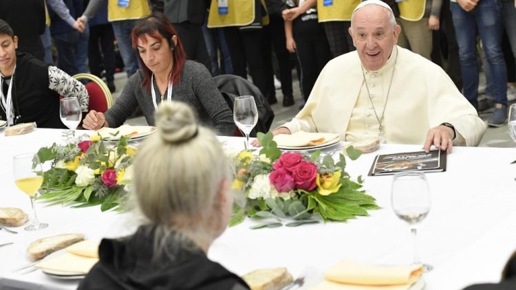 Nas comemorações do 3º Dia Mundial do Pobre, o Papa Francisco almoça com os pobres na Sala Paulo VI depois da Missa e do Angelus Foto: Rádio Vaticano/Divulgação