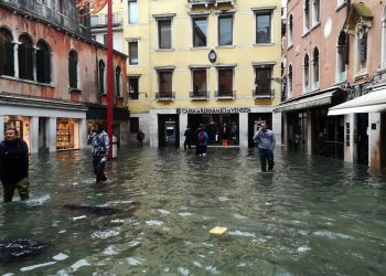 Veneza Italia 15 11 2019 A praça de San Marco em Veneza um dos principais pontos turísticos na Itália, foi fechada hoje (15) por causa de uma nova inundação Foto Comune Venezia