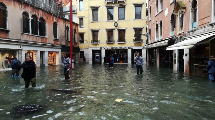 Veneza Italia 15 11 2019 A praça de San Marco em Veneza um dos principais pontos turísticos na Itália, foi fechada hoje (15) por causa de uma nova inundação Foto Comune Venezia