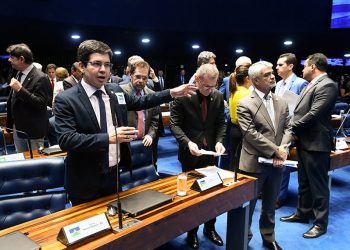 Os senadores Randolfe Rodrigues, Fabiano Contarato e Humberto Costa, que criticaram as declarações do ministro Paulo Guedes sobre um novo AI-5 Foto: Marcos Oliveira/Agência Senado