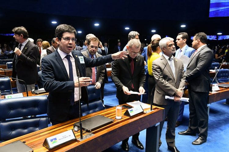 Os senadores Randolfe Rodrigues, Fabiano Contarato e Humberto Costa, que criticaram as declarações do ministro Paulo Guedes sobre um novo AI-5 Foto: Marcos Oliveira/Agência Senado