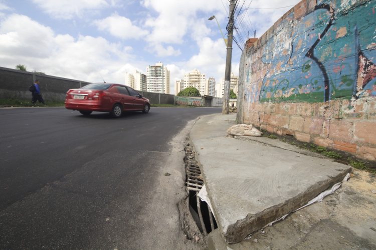 Calçadas em Manaus Foto: Alexandre Fonseca/Seminf