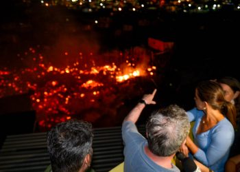 Prefeito Arthur acompanha atendimento as vítimas do incêndio. Foto:Alex Pazuello/Semcom