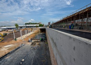 Obras do anél viário da Constantino Nery. Foto: Alex Pazuello/Semcom