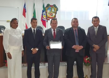 Desembargador Yedo Simões recebe título de "Cidadão de Maués". Foto: Acervo Cerimonial TJAM