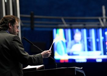O senador Plínio Valério (PSDB-AM) foi o relator da proposta, que volta para a Câmara Foto: Jefferson Rudy/Agência Senado