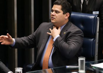 Presidente do Senado, Davi Alcolumbre, conversa com colegas antes do inicio da ordem do dia  Foto: Fabio Rodrigues Pozzebom/Agência Brasil