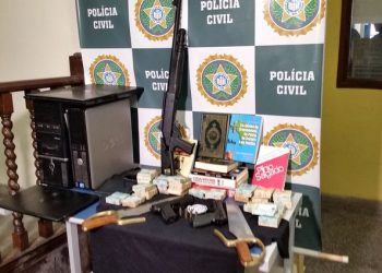 Armas, dinheiro e livros apreendidos em operação da polícia contra suspeito de ataque contra a produtora Porta dos Fundos - Cristina Índio do Brasil/Agência Brasil