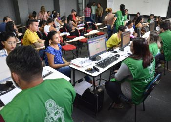 Entrega de documentos dos candidatos do Bolsa Universidade.
Foto: Marcio James / Semcom