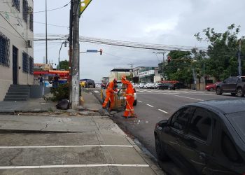 As zonas Sul e Oeste recebem equipes de mutirão de limpeza da Prefeitura de Manaus.