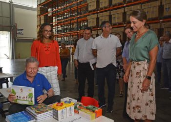 Prefeito Arthur Neto visita central de logística da Semed. Foto: Marcio James / Semcom