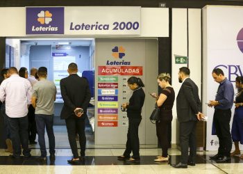 Apostadores fazem fila em casa lotérica. A Caixa Econômica Federal sorteia hoje (08) as seis dezenas do concurso 2.149 da Mega-Sena acumulada, que deve pagar um prêmio de R$ 170 milhões. Foto: Agência Brasil
