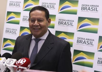 O Presidente em exercício Hamilton Mourão fala à imprensa