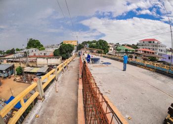 Obras na Ponte de Educandos.
Fotos: Diego Caja.