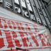 Rio de Janeiro - Faixas de greve colocadas na sede da Petrobras, no centro da cidade, durante paralisação de petroleiros em vários estados reivindicando 10% de reajuste salarial (Fernando Frazão/Agência Brasil)