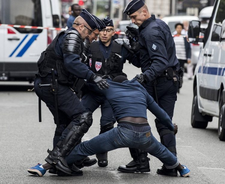 Polícia francesa desmantela campo de migrantes Foto Reprodução Twitter/ Daily Star Pictures- @DStarPics
