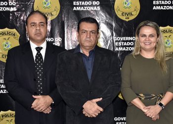 Emília Ferraz assume o cargo de delegada-geral da Polícia Civil do Amazonas
Na manhã desta sexta-feira (21/02), às 8h30, a Polícia Civil do Amazonas realizou solenidade de passagem de comando da instituição. A nova delegada-geral da Polícia Civil do Amazonas, Emília Ferraz Carvalho Moreira, assumiu o cargo em substituição ao delegado José Lázaro Ramos da Silva, que estava na função desde o dia 2 de janeiro de 2019. O delegado Tarson Yuri Silva Soares assumiu o cargo de delegado-geral adjunto da instituição, no lugar do delegado Orlando Dário Góis do Amaral.
O evento ocorreu no auditório José Elcy Barroso Braga, na Delegacia Geral, situada na avenida Pedro Teixeira, bairro Dom Pedro, zona centro-oeste da cidade, e contou com a presença do secretário de Segurança Pública do Estado, coronel Louismar Bonates; do comandante-geral da Polícia Militar do Amazonas, coronel Ayrton Norte; do comandante-geral do Corpo de Bombeiros Militar do Amazonas (CBMAM), coronel Danízio Valente; e do diretor-presidente do Departamento Estadual de Trânsito (Detran-AM), delegado Rodrigo de Sá.
A deputada estadual Alessandra Campêlo (MDB), e o deputado estadual Carlinhos Bessa (PV), além de delegados, escrivães, investigadores e servidores da instituição, prestigiaram a solenidade. Na ocasião, o secretário da SSP-AM, agradeceu pelos trabalhos desempenhados pelo delegado Lázaro Ramos à frente da instituição e destacou o perfil profissional da delegada Emília Ferraz.
“O governador do Estado nos proporcionou uma oportunidade única com o delegado Lázaro Ramos, pela sua experiência em trazer os primeiros resultados positivos para a Segurança Pública. Agora, por uma estratégia, a delegada Emília Ferraz vem somar com a equipe, e tenho certeza de que algumas ações, que serão tomadas em cima do Plano de Segurança que o governador vai apresentar nos próximos dias, serão bem administrados pela nova delegada-geral, que é uma pessoa extremamente competente. Temos certeza que o trabalho da Polícia Civil terá continuidade”, pontuou Bonates.
A nova delegada-geral ressaltou as diretrizes que serão priorizadas na nova gestão, expressando gratidão ao governador Wilson Lima e ao secretário Bonates. “A forma de retribuir essa confiança é com muito trabalho, vamos dar nosso melhor. Nosso maior desafio é levar segurança para cada indivíduo. É mostrar a presença da polícia na rua, a conversa com a comunidade. O plano de Segurança Pública vai ser lançado em março deste ano. Lá estarão estabelecidas todas as prioridades e estratégias para que sejam devidamente aplicadas, visando o bem da população”, destacou a nova delegada-geral.
Posse - O vice-governador Carlos Almeida deu posse à delegada-geral Emília Ferraz na tarde de quinta-feira (20/02), na sede do Governo do Estado, no bairro Compensa, zona oeste da capital, em reunião que contou com a presença da cúpula da Segurança Pública. Ela se tornou a primeira mulher a comandar a Polícia Civil do Amazonas.
Além da nomeação da delegada Emília Ferraz e do delegado Tarson Yuri Soares, foi nomeada parte da nova diretoria da Polícia Civil. Para os cargos de diretor do Departamento de Polícia Metropolitana (DPM) e do Departamento de Polícia do Interior (DPI) foram nomeados, respectivamente, os delegados Alessandro Albino e Bruno Fraga.
Trajetórias – Primeira mulher a comandar a Polícia Civil do Amazonas, a delegada de carreira Emília Ferraz Carvalho Moreira é formada em Direito pela Universidade Federal do Piauí. Possui especialização em Segurança Pública, pela Universidade Nilton Lins e mestrado também em Segurança Pública pela Universidade do Estado do Amazonas (UEA). Natural de Teresina, no Piauí, Emília Ferraz ingressou na instituição em dezembro de 2001, após aprovação em concurso público.
A primeira lotação foi no 18º Distrito Integrado de Polícia (DIP), no bairro Novo Israel. Atuou também no 12º e 20º DIPs e Delegacia Especializada em Roubos e Furtos de Veículos (DERFV). Exerceu função no Departamento de Polícia do Interior (DPI) e Departamento de Administração e Finança (DAF).
Em 2008, foi designada para assumir a direção do Departamento de Repressão ao Crime Organizado (DRCO), sendo a primeira mulher a responder pela diretoria daquele departamento. A delegada ficou à frente do DRCO por quase cinco anos, até ser convidada para assumir a função de corregedora-auxiliar e, posteriormente, corregedora-geral adjunta na Corregedoria-Geral do Sistema de Segurança Pública, onde atuou em casos complexos, como o massacre ocorrido em janeiro de 2017, durante rebeliões no sistema prisional do estado.
Emília Ferraz ocupou ainda o cargo de chefe de gabinete da Polícia Civil. Em março de 2019, a delegada recebeu o título de Cidadã do Amazonas pelos relevantes serviços prestados para a população. Mais recentemente, a autoridade policial vinha atuando como presidente do Sindicato dos Delegados de Polícia de Carreira do Amazonas (Sindepol-AM).
Bacharel em Direito pelo Centro Universitário de Rio Preto (UNIRP), de São José do Rio Preto (SP), o delegado Tarson Yuri Silva Soares, 48, é pós-graduado em Direito Processual Civil, Direito Penal e Processo Penal. Natural de Olímpia (SP), ingressou como delegado na Polícia Civil do Amazonas em janeiro de 2011.
Tarson Yuri atuou como delegado plantonista no 10º e 14º Distritos Integrados de Polícia (DIPs). Como titular, esteve à frente do 17º, 19º e 20º DIPs. O delegado também respondeu pela titularidade da 4ª Seccional Oeste. Por duas vezes, o novo delegado-geral adjunto da instituição foi titular da 6ª Seccional Centro-Oeste. Integrou também a Força-Tarefa que apurou o massacre ocorrido em janeiro de 2017, durante rebeliões no sistema prisional do estado.
A autoridade policial está presidindo a comissão criada para apurar homicídios em unidades prisionais da capital, ocorridos em maio de 2019. Além disso, Tarson Yuri integra o grupo responsável pelo levantamento e análise criminal de roubos praticados dentro dos ônibus do transporte coletivo de Manaus.
FOTOS: Erlon Rodrigues e Alailson Santos/PC-AM