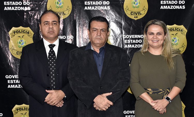 Emília Ferraz assume o cargo de delegada-geral da Polícia Civil do Amazonas
Na manhã desta sexta-feira (21/02), às 8h30, a Polícia Civil do Amazonas realizou solenidade de passagem de comando da instituição. A nova delegada-geral da Polícia Civil do Amazonas, Emília Ferraz Carvalho Moreira, assumiu o cargo em substituição ao delegado José Lázaro Ramos da Silva, que estava na função desde o dia 2 de janeiro de 2019. O delegado Tarson Yuri Silva Soares assumiu o cargo de delegado-geral adjunto da instituição, no lugar do delegado Orlando Dário Góis do Amaral.
O evento ocorreu no auditório José Elcy Barroso Braga, na Delegacia Geral, situada na avenida Pedro Teixeira, bairro Dom Pedro, zona centro-oeste da cidade, e contou com a presença do secretário de Segurança Pública do Estado, coronel Louismar Bonates; do comandante-geral da Polícia Militar do Amazonas, coronel Ayrton Norte; do comandante-geral do Corpo de Bombeiros Militar do Amazonas (CBMAM), coronel Danízio Valente; e do diretor-presidente do Departamento Estadual de Trânsito (Detran-AM), delegado Rodrigo de Sá.
A deputada estadual Alessandra Campêlo (MDB), e o deputado estadual Carlinhos Bessa (PV), além de delegados, escrivães, investigadores e servidores da instituição, prestigiaram a solenidade. Na ocasião, o secretário da SSP-AM, agradeceu pelos trabalhos desempenhados pelo delegado Lázaro Ramos à frente da instituição e destacou o perfil profissional da delegada Emília Ferraz.
“O governador do Estado nos proporcionou uma oportunidade única com o delegado Lázaro Ramos, pela sua experiência em trazer os primeiros resultados positivos para a Segurança Pública. Agora, por uma estratégia, a delegada Emília Ferraz vem somar com a equipe, e tenho certeza de que algumas ações, que serão tomadas em cima do Plano de Segurança que o governador vai apresentar nos próximos dias, serão bem administrados pela nova delegada-geral, que é uma pessoa extremamente competente. Temos certeza que o trabalho da Polícia Civil terá continuidade”, pontuou Bonates.
A nova delegada-geral ressaltou as diretrizes que serão priorizadas na nova gestão, expressando gratidão ao governador Wilson Lima e ao secretário Bonates. “A forma de retribuir essa confiança é com muito trabalho, vamos dar nosso melhor. Nosso maior desafio é levar segurança para cada indivíduo. É mostrar a presença da polícia na rua, a conversa com a comunidade. O plano de Segurança Pública vai ser lançado em março deste ano. Lá estarão estabelecidas todas as prioridades e estratégias para que sejam devidamente aplicadas, visando o bem da população”, destacou a nova delegada-geral.
Posse - O vice-governador Carlos Almeida deu posse à delegada-geral Emília Ferraz na tarde de quinta-feira (20/02), na sede do Governo do Estado, no bairro Compensa, zona oeste da capital, em reunião que contou com a presença da cúpula da Segurança Pública. Ela se tornou a primeira mulher a comandar a Polícia Civil do Amazonas.
Além da nomeação da delegada Emília Ferraz e do delegado Tarson Yuri Soares, foi nomeada parte da nova diretoria da Polícia Civil. Para os cargos de diretor do Departamento de Polícia Metropolitana (DPM) e do Departamento de Polícia do Interior (DPI) foram nomeados, respectivamente, os delegados Alessandro Albino e Bruno Fraga.
Trajetórias – Primeira mulher a comandar a Polícia Civil do Amazonas, a delegada de carreira Emília Ferraz Carvalho Moreira é formada em Direito pela Universidade Federal do Piauí. Possui especialização em Segurança Pública, pela Universidade Nilton Lins e mestrado também em Segurança Pública pela Universidade do Estado do Amazonas (UEA). Natural de Teresina, no Piauí, Emília Ferraz ingressou na instituição em dezembro de 2001, após aprovação em concurso público.
A primeira lotação foi no 18º Distrito Integrado de Polícia (DIP), no bairro Novo Israel. Atuou também no 12º e 20º DIPs e Delegacia Especializada em Roubos e Furtos de Veículos (DERFV). Exerceu função no Departamento de Polícia do Interior (DPI) e Departamento de Administração e Finança (DAF).
Em 2008, foi designada para assumir a direção do Departamento de Repressão ao Crime Organizado (DRCO), sendo a primeira mulher a responder pela diretoria daquele departamento. A delegada ficou à frente do DRCO por quase cinco anos, até ser convidada para assumir a função de corregedora-auxiliar e, posteriormente, corregedora-geral adjunta na Corregedoria-Geral do Sistema de Segurança Pública, onde atuou em casos complexos, como o massacre ocorrido em janeiro de 2017, durante rebeliões no sistema prisional do estado.
Emília Ferraz ocupou ainda o cargo de chefe de gabinete da Polícia Civil. Em março de 2019, a delegada recebeu o título de Cidadã do Amazonas pelos relevantes serviços prestados para a população. Mais recentemente, a autoridade policial vinha atuando como presidente do Sindicato dos Delegados de Polícia de Carreira do Amazonas (Sindepol-AM).
Bacharel em Direito pelo Centro Universitário de Rio Preto (UNIRP), de São José do Rio Preto (SP), o delegado Tarson Yuri Silva Soares, 48, é pós-graduado em Direito Processual Civil, Direito Penal e Processo Penal. Natural de Olímpia (SP), ingressou como delegado na Polícia Civil do Amazonas em janeiro de 2011.
Tarson Yuri atuou como delegado plantonista no 10º e 14º Distritos Integrados de Polícia (DIPs). Como titular, esteve à frente do 17º, 19º e 20º DIPs. O delegado também respondeu pela titularidade da 4ª Seccional Oeste. Por duas vezes, o novo delegado-geral adjunto da instituição foi titular da 6ª Seccional Centro-Oeste. Integrou também a Força-Tarefa que apurou o massacre ocorrido em janeiro de 2017, durante rebeliões no sistema prisional do estado.
A autoridade policial está presidindo a comissão criada para apurar homicídios em unidades prisionais da capital, ocorridos em maio de 2019. Além disso, Tarson Yuri integra o grupo responsável pelo levantamento e análise criminal de roubos praticados dentro dos ônibus do transporte coletivo de Manaus.
FOTOS: Erlon Rodrigues e Alailson Santos/PC-AM