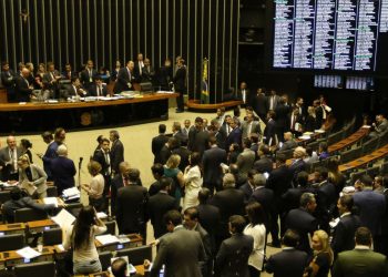 O Presidente do Congresso, Davi Alcolumbre, acompanhado do presidente da Câmara, Rodrigo Maia, preside sessão do Congresso Nacional para votar itens vetados de projetos de lei.