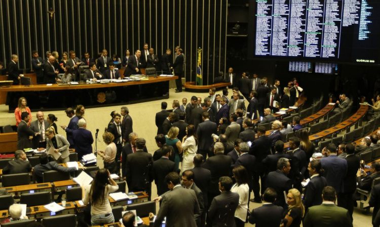 O Presidente do Congresso, Davi Alcolumbre, acompanhado do presidente da Câmara, Rodrigo Maia, preside sessão do Congresso Nacional para votar itens vetados de projetos de lei.