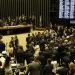 O Presidente do Congresso, Davi Alcolumbre, acompanhado do presidente da Câmara, Rodrigo Maia, preside sessão do Congresso Nacional para votar itens vetados de projetos de lei.