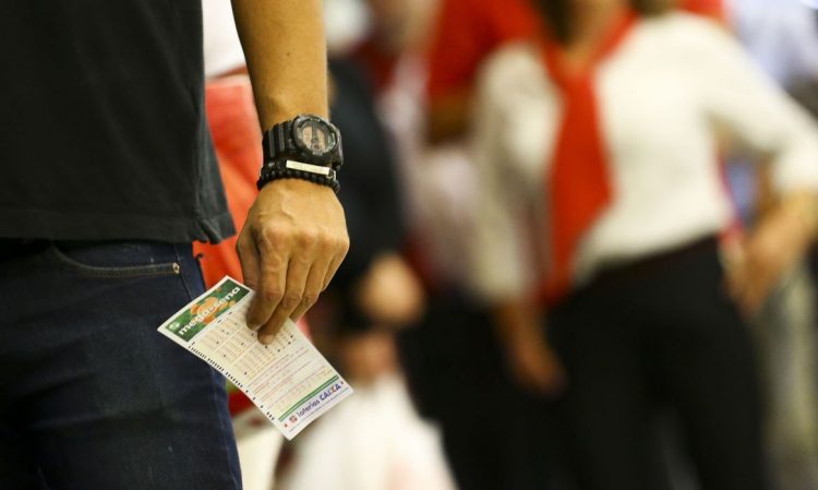 Apostadores fazem fila em casa lotérica. Foto: © Marcelo Camargo/Agência Brasil
