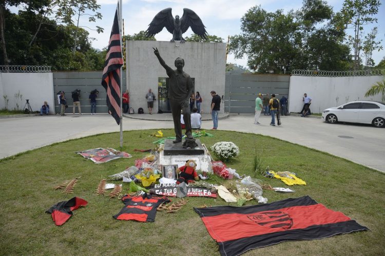 Fãs prestam homenagem aos jogadores vítimas da tragédia no Centro de Treinamento do Flamengo, o Ninho do Urubu. Foto: Tomaz Silva/Agência Brasil