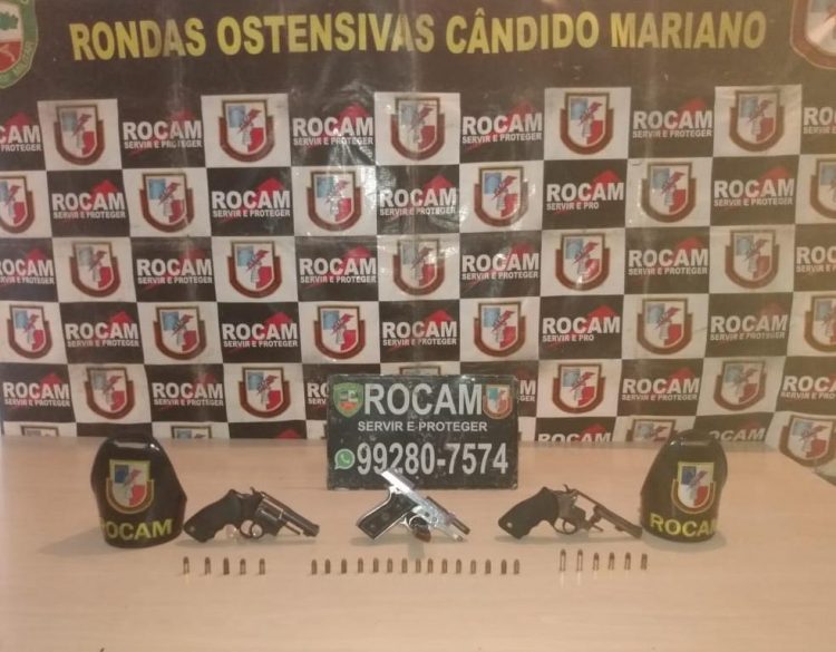 Policiais militares da Rocam detêm suspeito com armas de fogo na zona norte
Policiais militares das Rondas Ostensivas Cândido Mariano (Rocam) detiveram, na tarde desta terça-feira (17/03), um homem de 19 anos suspeito de posse ilegal de arma de fogo, no bairro Novo Israel, zona norte da capital. Com ele os policiais apreenderam dois revólveres calibre 38, uma pistola calibre 380 de marca Taurus, 15 munições calibre .380 e 11 munições calibre 38.
Segundo informações dos policiais que atenderam à ocorrência, por volta das 14h, a equipe recebeu denúncia via Whatsapp informando que havia um indivíduo de cor branca, magro e cabelo pintado de luzes, guardando armas de fogo, em uma residência localizada na rua Arca da Aliança. Imediatamente a guarnição se deslocou até o endereço referido, onde os policiais logo identificaram a residência e visualizaram um suspeito com as mesmas características.
Foi feita a abordagem e, durante revista pessoal, nada de ilícito foi encontrado. Ao ser indagado sobre a denúncia, o suspeito informou que as armas estavam enterradas no fundo do quintal. Durante as buscas, os policiais encontraram todo o material apreendido.
Diante dos fatos, foi dada voz de prisão ao suspeito, que foi conduzido ao 6º Distrito Integrado de Polícia (DIP) para os procedimentos legais.
FOTO: Divulgação/PMAM