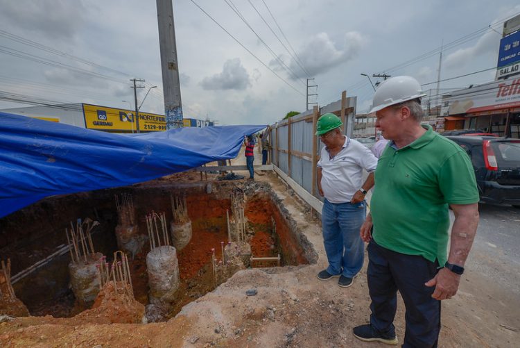Prefeito vistoria obra complexo viário do Manoa Foto: Divulgação