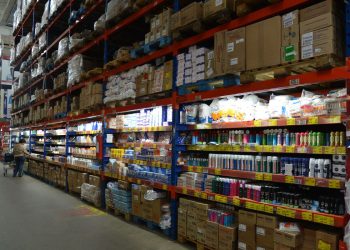 matéria especial sobre clientes de super mercado que migra para atacadão em busca de melhore preços.