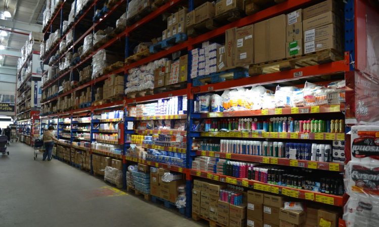 matéria especial sobre clientes de super mercado que migra para atacadão em busca de melhore preços.