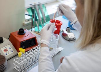 Um trabalhador de laboratório é visto no Departamento de Diagnóstico Laboratorial, que realiza testes de diagnóstico de coronavírus no Centro Wielkopolska de Pneumologia e Cirurgia Torácica em Poznan, Polônia em 3 de março de 2020. Foto tirada em 3 de março de 2020. Foto: Agência Gazeta