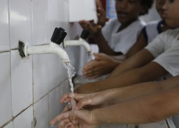 Alunos aprendem a prevenção ao novo coronavírus (Covid-19) na Escola Municipal Pedro Ernesto, através de cartazes, trabalhos escolares, e medidas de higiene e convívio pessoal.