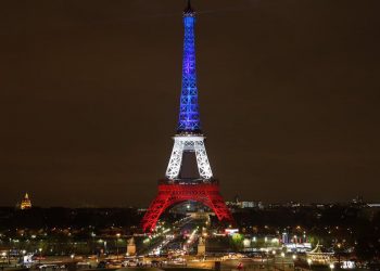 Paris (França) - A Torre Eiffel foi iluminada com as cores azul, branco e vermelho da bandeira francesa (Divulgação Prefeitura de Paris)