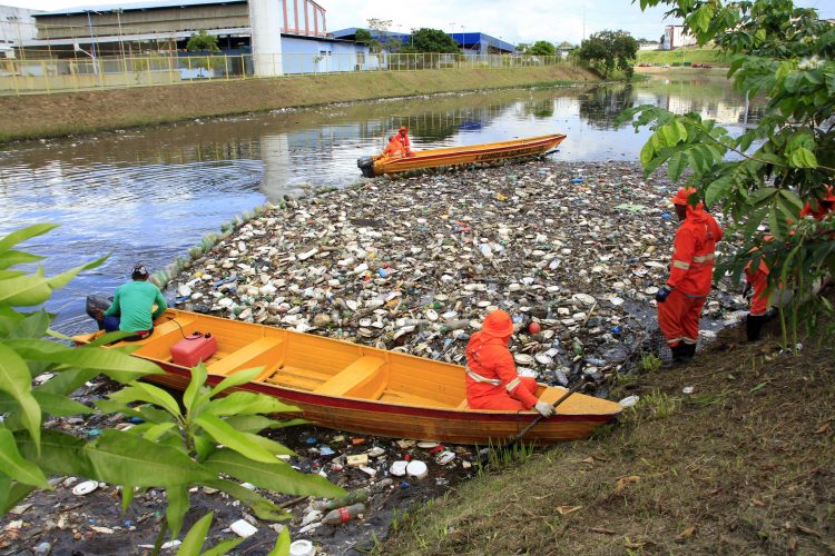 Limpeza de igarapés
Foto.Altemar Alcantara.Semcom
