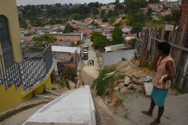 Construção de escada de acesso aos moradores do bairro Jorge Teixeira.
Foto: Ingrid Anne/ Semcom