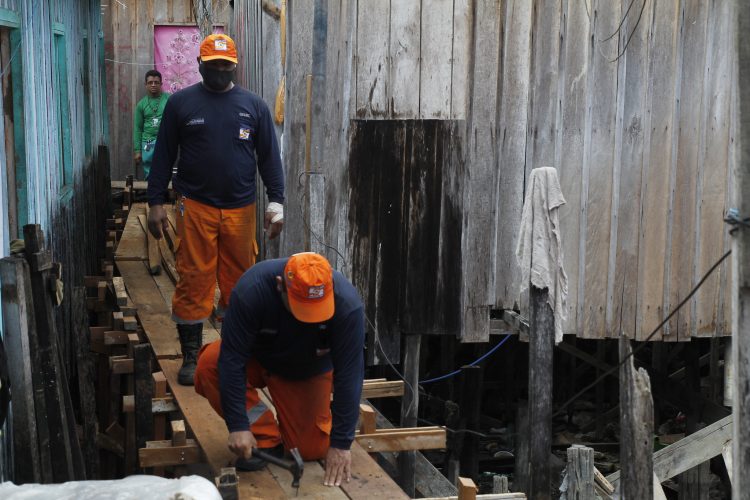 Defesa civil Recupera ponte no beco bragança Bairro de são Jorge. Foto Marinho Ramos /Semcom.