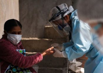 Profissionais da saúde batem de porta em porta em Santa Anita, no Peru, para testar a população contra o coronavírus, nesta sexta-feira. País é o sexto em casos no mundo.DPA VÍA EUROPA PRESS / EUROPA PRESS