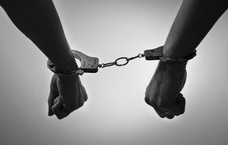 mão algemadas, preso, prisão, polícia