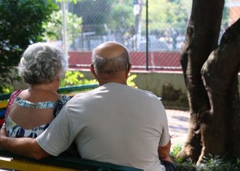 Casal de idosos Páscoa e Ulysses da Conceição  no jardim do condomínio onde moram. Foto: Divulgação/ USP