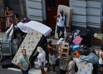 Rio de Janeiro - Reintegração de posse de prédio na Lapa, região central da cidade, ocupado, segundo a defensoria pública, a cerca de um ano por aproximadamente 20 famílias (Tânia Rêgo/Agência Brasil)