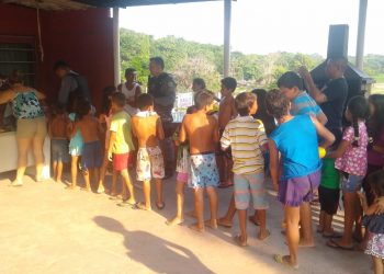Os policiais distribuíram ainda brindes acompanhados de guloseimas, como sorvete, pipoca e refrigerantes