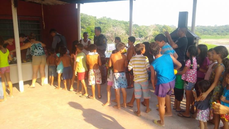 Os policiais distribuíram ainda brindes acompanhados de guloseimas, como sorvete, pipoca e refrigerantes