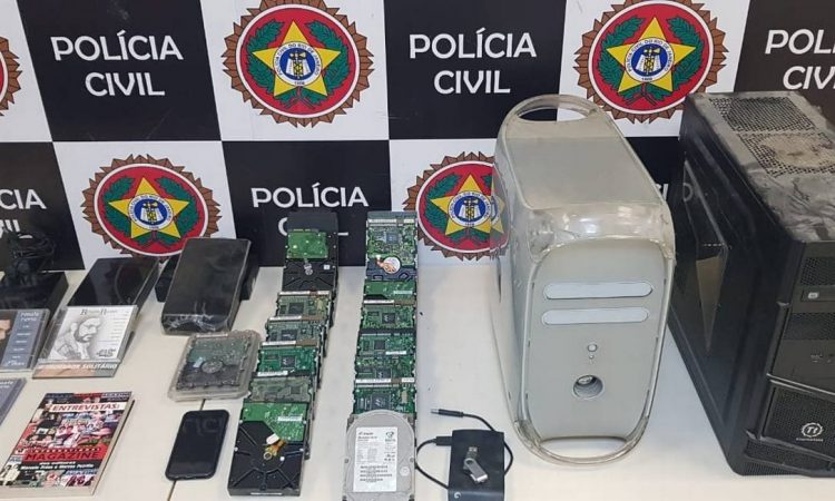 A Polícia Civil apreendeu HDs e cartuchos de gravação de possíveis novas músicas de Renato Russo Foto: Divulgação / Pcerj