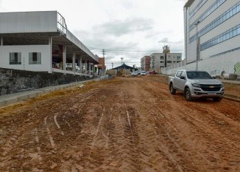 Prefeito vistoria espaço público que vai abrigar food trucks. Foto: Alex Pazuello/Semcom